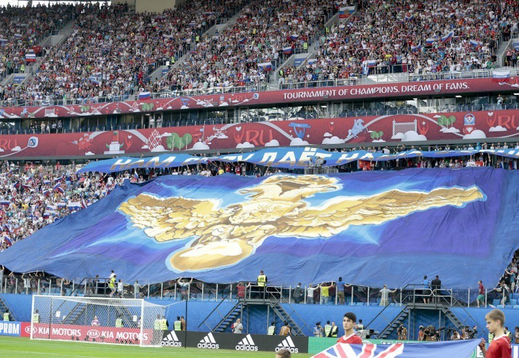 Người hâm mộ Nga chờ đợi đất nước sẽ bừng sáng với những trận bóng trước khi họ tổ chức World Cup 2018