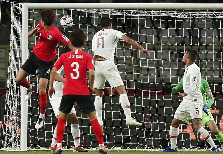 김민재가 한국과 중국 간의 AFC 아시안컵에서 헤딩으로 득점을 올리고 있다
