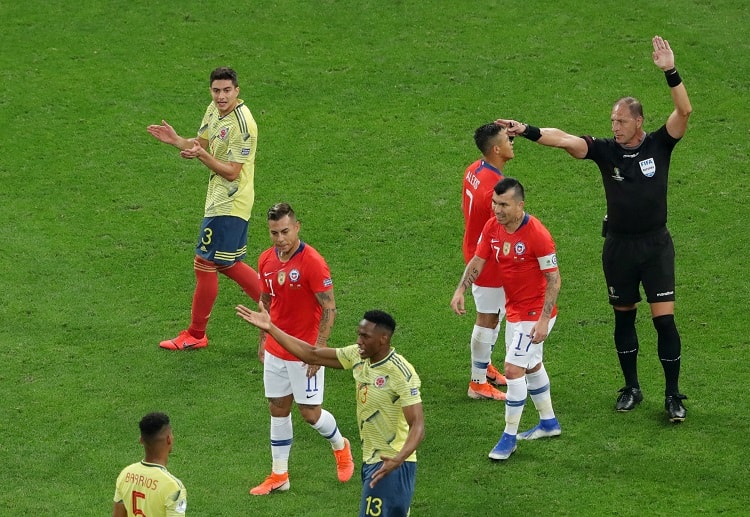 네스토르 피타나 심판이 콜롬비아와의 코파 아메리카 8강전에서 VAR 판독 이후 칠레의 두 골을 지웠다.