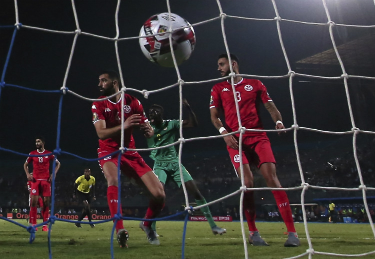 AFCON: Tunisia bất ngờ được hưởng quả phạt đền khi Koulibaly nhoài người cản phá cú dứt điểm của cầu thủ đối phương