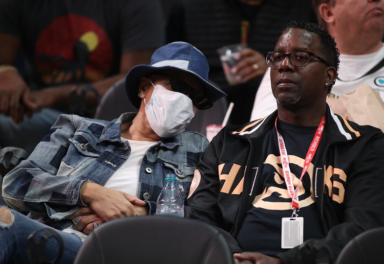 아틀란타 호크스의 팬이 NBA 경기 중에 마스크를 쓰고 있다.