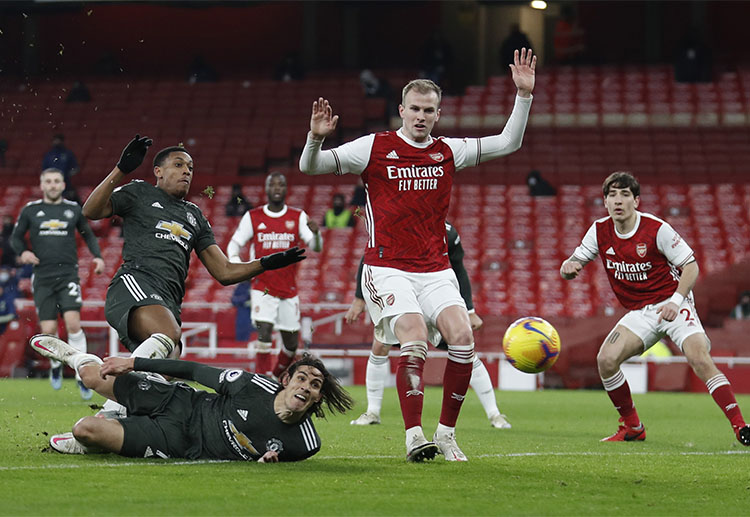 Manchester United dropped points in their battle for the Premier League title as they drew 0-0 with Arsenal