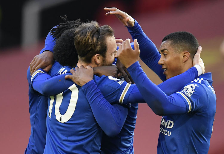 အခုနှစ်ဘောလုံးရာသီရဲ့ ပရီးမီးယားလိဂ် ချန်ပီယံ အဖြစ် မန်ချက်စတာစီးတီးတို့ သရဖူဆောင်းသွားနိုင်ခဲ့ပြီး ရာသီမကုန်ခင် မန်ချက်စတာမြို့ကတော့ အပြာရောင် ဖြစ်သွားခဲ့ပါပြီ။