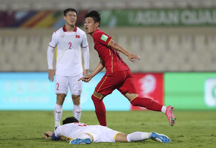Vòng loại World Cup: Đội bóng dưới quyền HLV Li Tie pressing khắp mặt sân