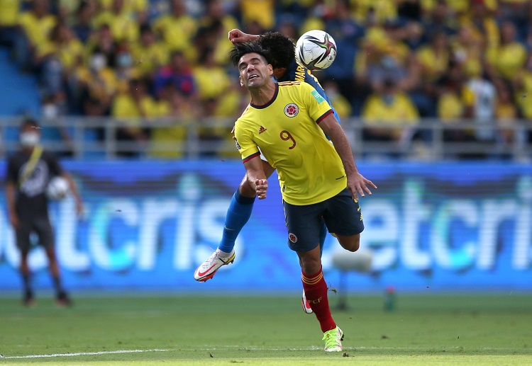 콜롬비아의 라다멜 팔카오는 월드컵 2022 예선전에서 페루를 상대로 득점을 노린다
