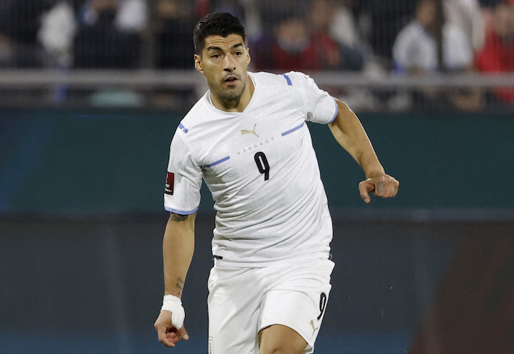 Luis Suarez scores a goal to give Uruguay an advantage against Chile in recent World Cup 2022 qualifier