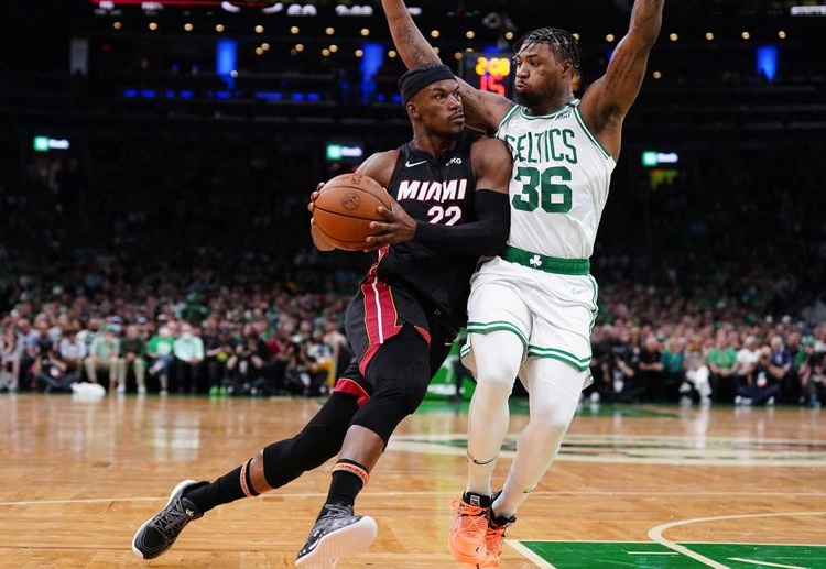 Miami Heat berhadapan dengan Boston Celtics di NBA.