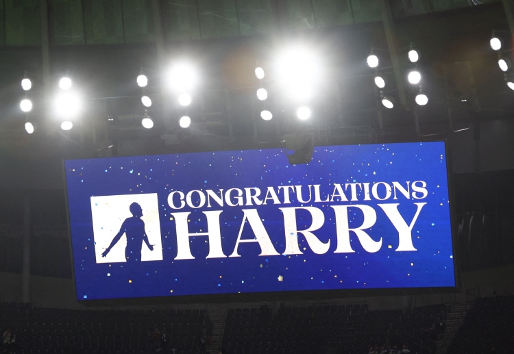 토트넘 홋스퍼가 맨체스터 시티와의 프리미어리그 홈 경기 이후 해리 케인을 축하하고 있다