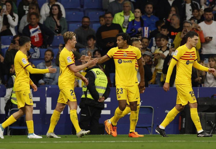바르셀로나의 프렝키 데 용은 RCDE 스타디움에서 열린 RCD 에스파뇰과의 라리가 경기에서 팀의 승리를 도왔다.