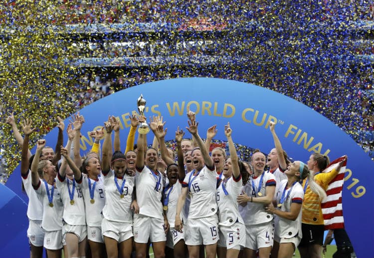 미국 팀이 트로피를 들고 여자 월드컵 우승을 자축하고 있다.
