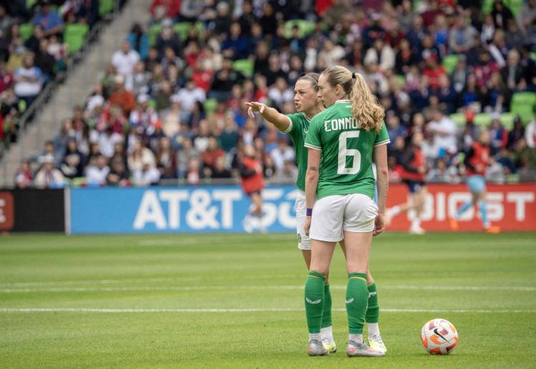 女子世界杯 爱尔兰的球员正在尝试得分
