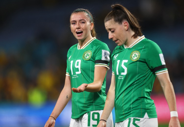 女子世界杯 爱尔兰的球员正在尝试得分