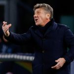 Walter Mazzarri instructs his Napoli players during their Serie A match vs Cagliari