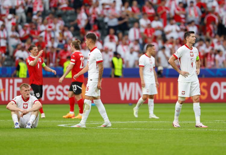 欧锦赛 波兰队球星莱万多夫斯基在比赛结束后显得沮丧。