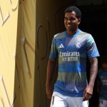 အာလင်း ဟာလန်း ကတော့ လာလီဂါ ကလပ် ရီးရဲလ်မက်ဒရစ် ဥက္ကဌ ဖလော်ရန်တီနို ပီရက်ဇ်ထံမှ ဖုန်းခေါ်ဆိုမှုကို စောင့်ဆိုင်းနေကြောင်း သိရပါတယ်။