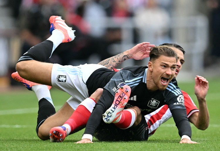 အူနိုင်း အမ်မရီရဲ့ အသင်းက ပရီးမီးယားလိဂ် ၅ ပွဲ ကစားပြီးချိန်မှာ ၃ ပွဲ သရေ၊ ၂ ပွဲ ရှုံးထားပြီး ရမှတ် ၃ မှတ်တဲ့ တန်းဆင်းဇုန်ထဲ ရောက်နေပါတယ်။