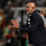 루이스 데 라 푸엔테 감독이 스페인의 월드컵 2026 예선 불가리아 전 도중 더그아웃에서 지시를 내리고 있다.