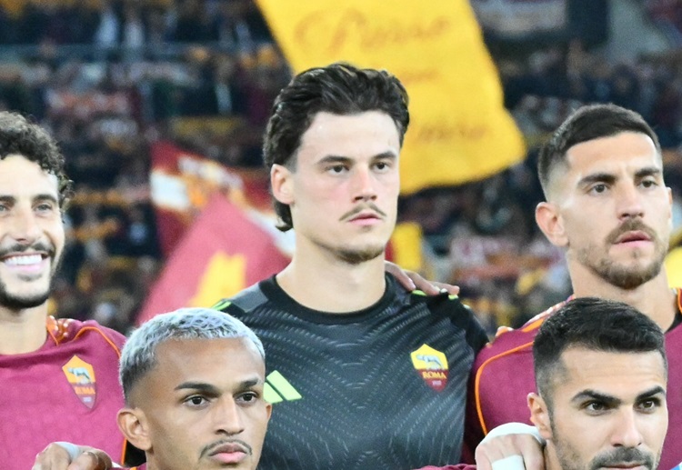 意甲联赛 门将斯维拉尔高接低挡,稳守球门立下汗马功劳